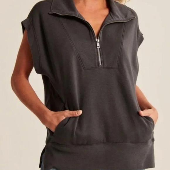 Abercrombie & Fitch Sweaters - Abercrombie & Fitch Sleeveles Sweater